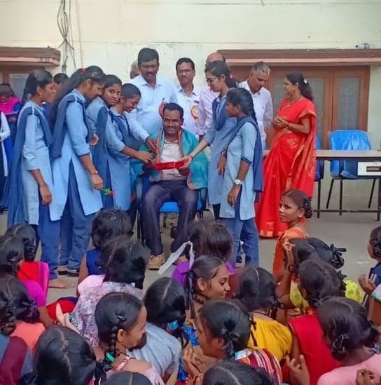 Students felicitating Dr Rajeshwar Reddy at a school programme